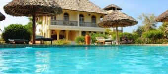 Villa Sarabi - Cozy house for 8 people, 4 minutes to the beach with cook