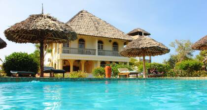 Villa Sarabi - Cozy house for 8 people, 4 minutes to the beach with cook