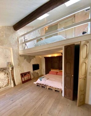 2 habitaciones, caja de seguridad en la habitación y escritorio 