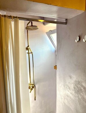 Douche, sèche-cheveux, bidet, serviettes fournies