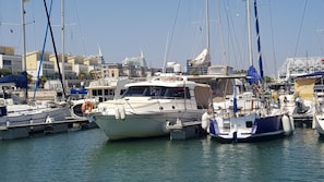 Un puerto deportivo con varias embarcaciones amarradas.