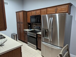 Fridge, microwave, oven, stovetop - 5 minutes to Hardrock Stadium (Miami Gardens)