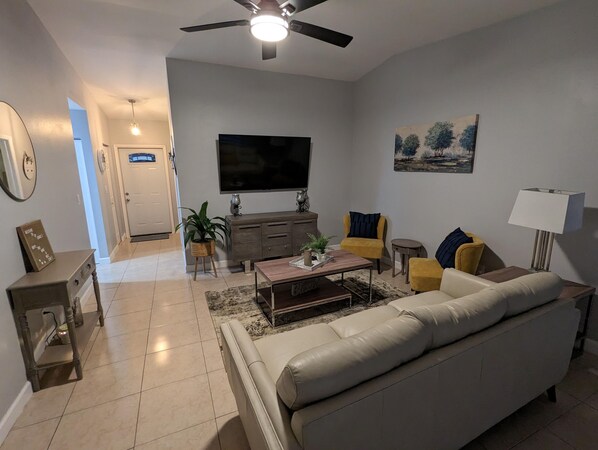 Smart TV, books - 5 minutes to Hardrock Stadium (Miami Gardens)