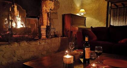 une authentique maison percheronne : cheminée, poutres, tomettes, un grand parc