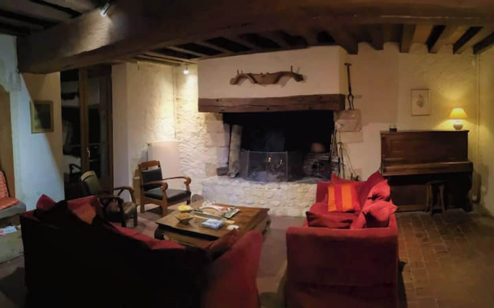 TV, caminetto, tavolo da ping pong, libri