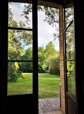 Interior - An authentic Percheron house: fireplace, beams, terracotta floor tiles, a large park  (Saint-Martin-des-Pézerits)