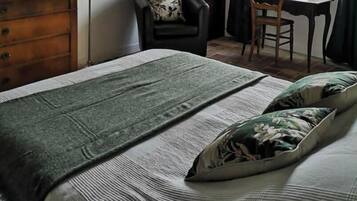 3 bedrooms, desk, iron/ironing board, travel cot