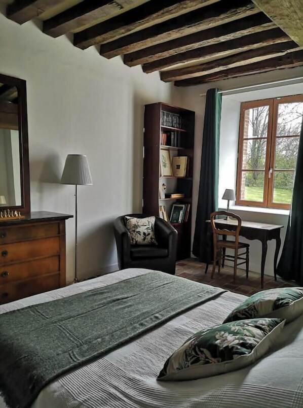 3 bedrooms, desk, iron/ironing board, travel crib