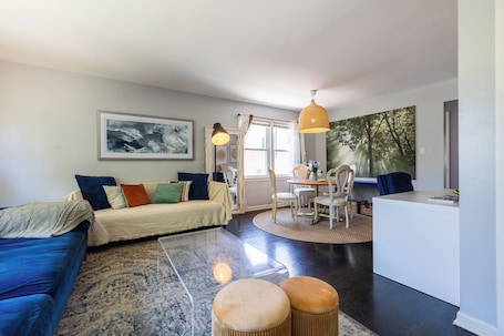 Smart TV, books, printers. MDRN Kid-Friendly Apt|Charming|Private|Sunny|Fast Wi-Fi| Parking
