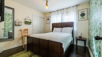 3 quartos, escrivaninha, ferros/tábuas de passar roupa, berço de viagem