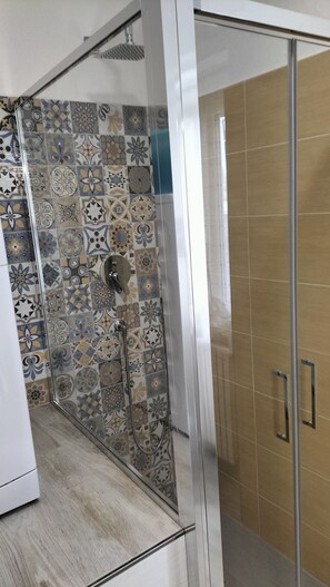 Doccia, asciugacapelli, bidet, asciugamani