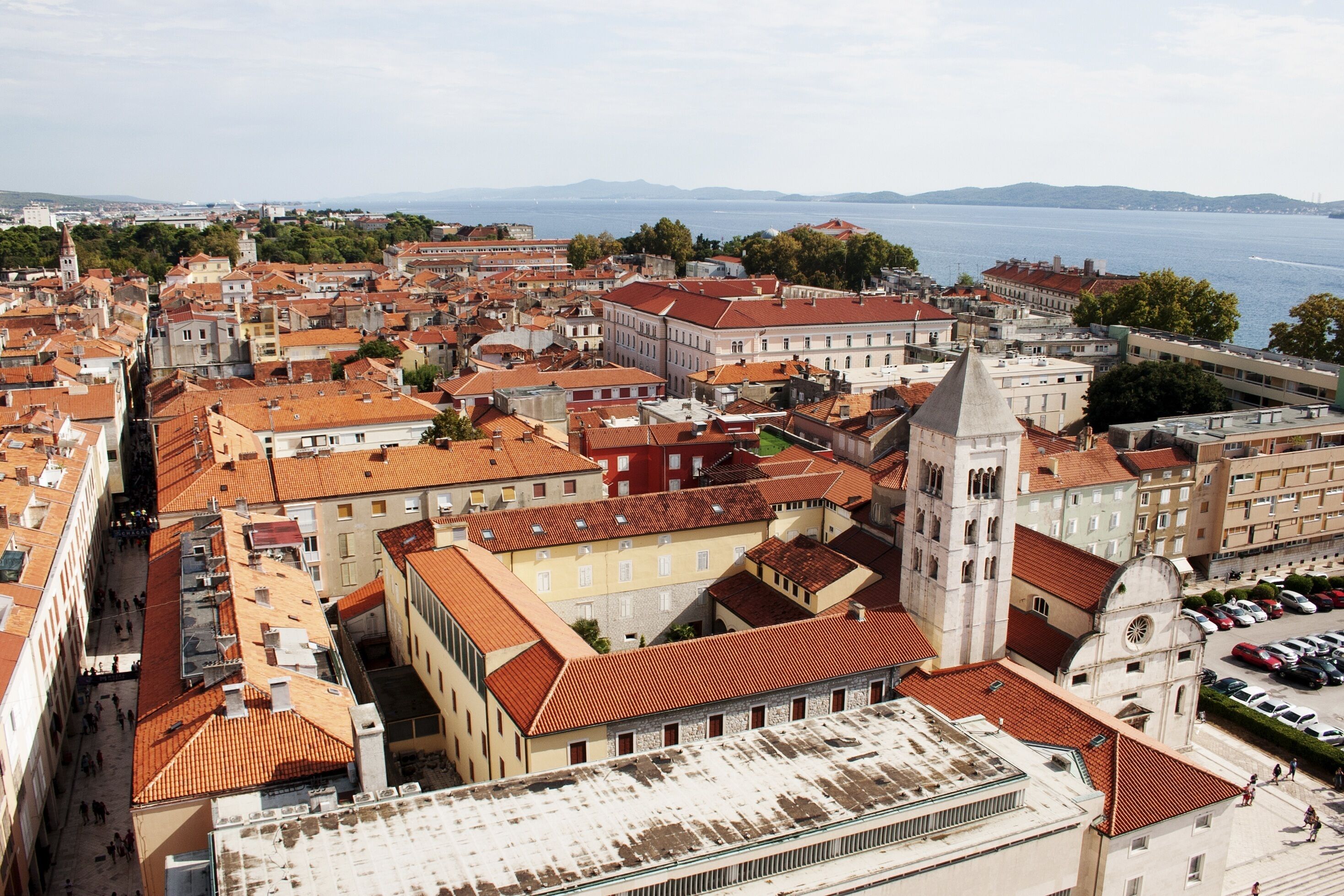 Vista urbana con edificios históricos, una iglesia destacada y una vista al río.