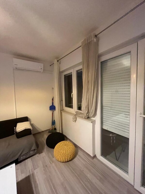 设计公寓, 1 间卧室, 阳台, 庭院景观 | 起居区 | 100-厘米电视（配备卫星频道）