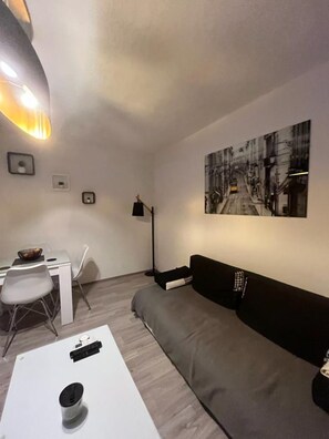 Design-Apartment, 1 Schlafzimmer, Balkon, Blick auf den Innenhof | Wohnbereich