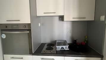 Departamento de diseñador, 1 habitación, balcón, vista al patio | Cocina privada | Refrigerador, horno, parrilla de estufa y tostadora