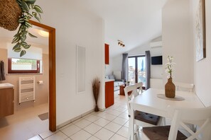 Un intérieur moderne comprenant un coin repas, une cuisine et un espace de vie.