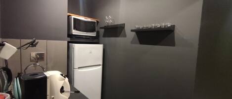 Kühlschrank, Mikrowelle, Herdplatte, Wasserkocher mit Kaffee-/Teezubehör