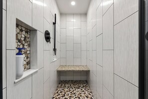 Douche, séchoir à cheveux, serviettes fournies, savon