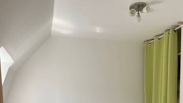 2 bedrooms, travel crib, free WiFi