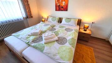 Apartment | 2 bedrooms, iron/ironing board, bed sheets