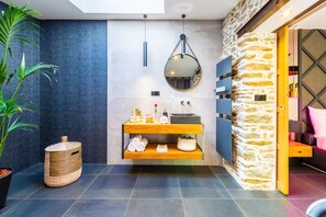 Een douche, een bubbelbad, een haardroger, handdoeken
