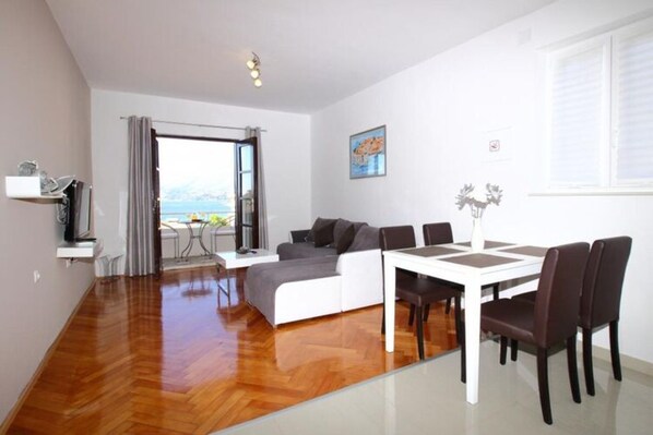 Apartment | Dining