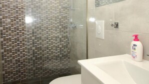 A bathroom with a shower, a toilet, and a sink. - Apartments Dubreta - Superior Two Bedroom Apartment With Balcony (Konavle)