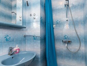 Apartment | Bathroom | Shower, hair dryer