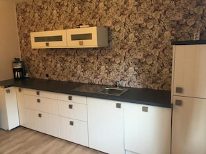 Apartamento | Cozinha privada | Chaleira elétrica, cadeirão de bebê