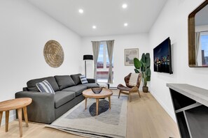 Condo tiện nghi đơn giản | Khu phòng khách | TV, Netflix, dịch vụ stream