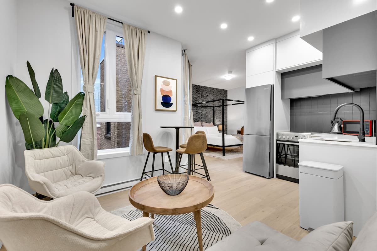 Condo có thiết kế đặc sắc | Khu phòng khách | TV, Netflix, dịch vụ stream 
