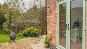 A brick house with a green door and a garden. - 3 bedroom accommodation in Rugby (Rugby)