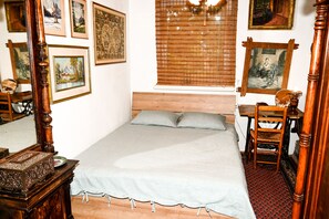 Family House | Desk, laptop workspace, blackout drapes, free WiFi