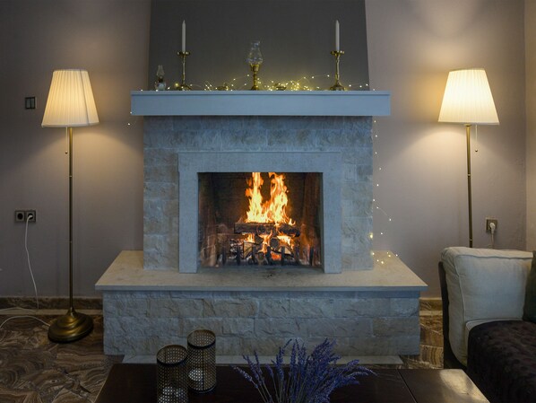 House, 4 Bedrooms, Smoking, Fireplace | Interior