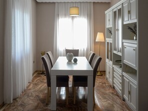 House, 4 Bedrooms, Smoking, Fireplace | Dining room