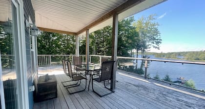 Blue Lodge with cozy winter garden and direct lake access