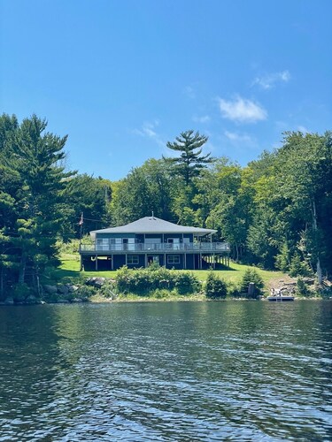 Blue Lodge with cozy winter garden and direct lake access