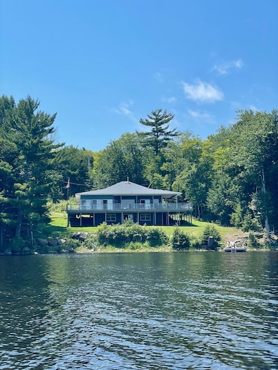 Blue Lodge with cozy winter garden and direct lake access