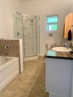Shower, hair dryer, towels, toilet paper - Blue Lodge with cozy winter garden and direct lake access (Hebbs Cross)
