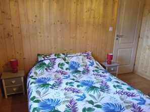 2 bedrooms, iron/ironing board, travel cot, Internet