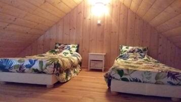 2 makuuhuonetta, silitysrauta/-lauta, vauvan matkasÀnky, internet