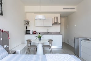 Réfrigérateur, micro-ondes, plaque de cuisson, cafetière/bouilloire