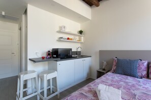 1 slaapkamer, een strijkplank/strijkijzer, gratis wifi, beddengoed