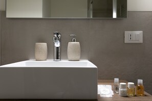 Douche, sèche-cheveux, bidet, serviettes fournies