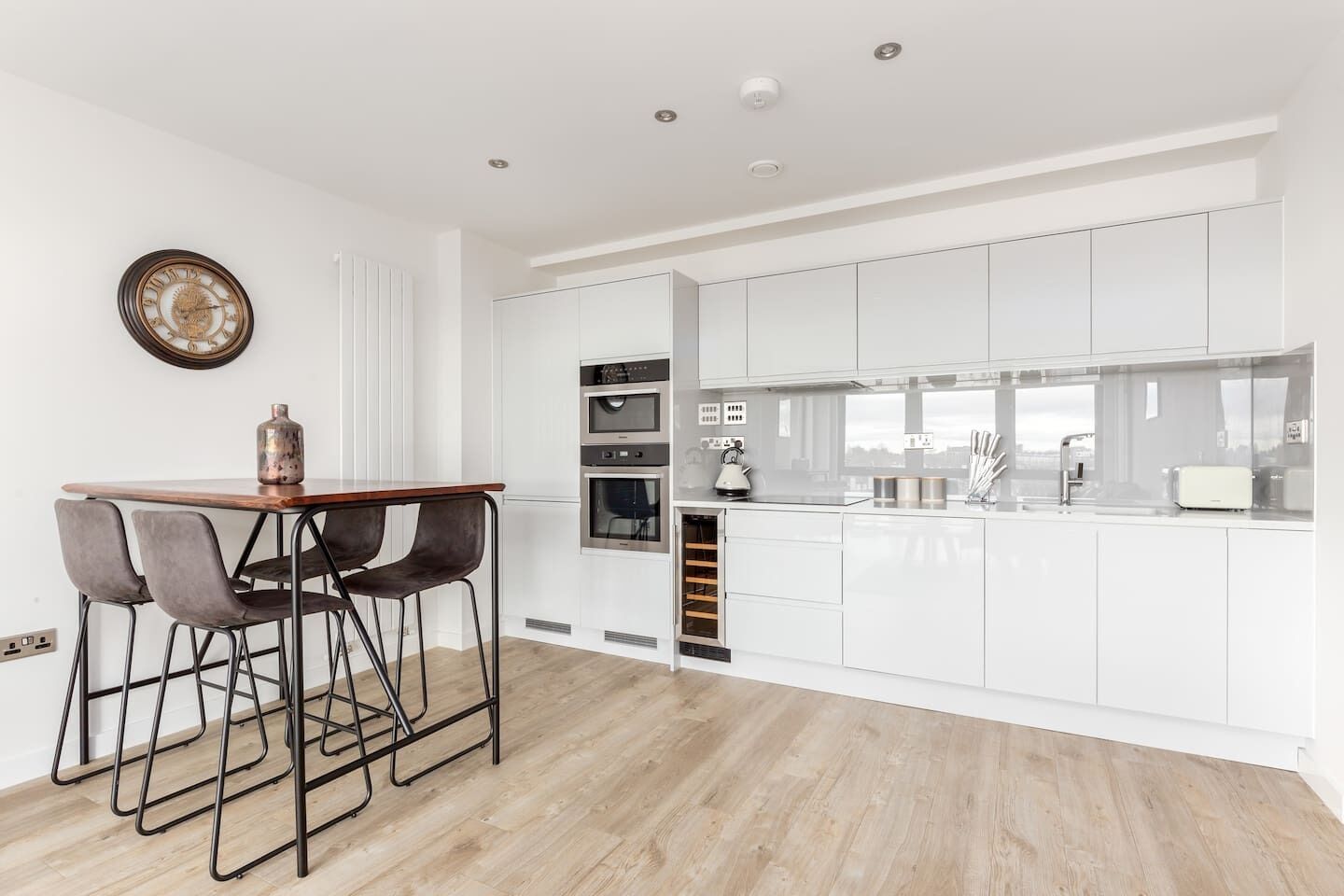 Køleskab, mikrobølgeovn, ovn, kogeplade