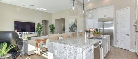 冷蔵庫、電子レンジ、オーブン、コンロ