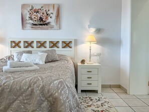 3 bedrooms, iron/ironing board, travel cot, free WiFi - Villa with sea view (VC)