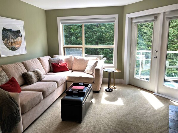 Smart TV, fireplace - Slope-side condo ski in ski out! Quiet side of resort, heated pool + 3 hot tubs (Whistler)