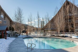 Alberca al aire libre y alberca climatizada