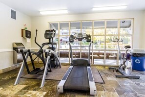 Fitness facility - Slope-side condo ski in ski out! Quiet side of resort, heated pool + 3 hot tubs (Whistler)